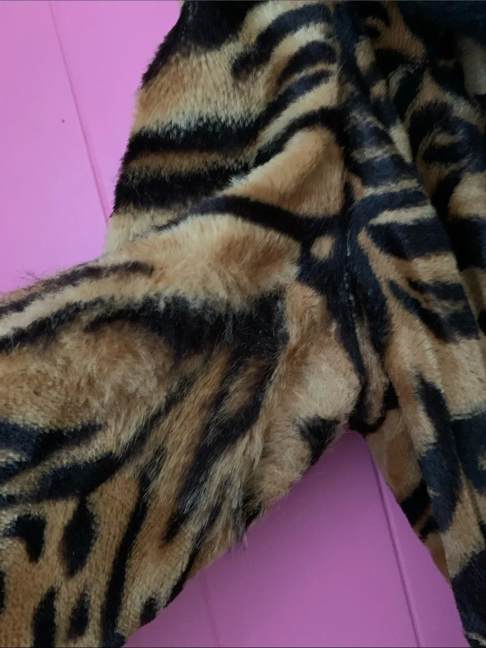 Vintage Faux Fur Tiger-Print Trench Coat with Black Faux Fur Trim 1950s - Picture 10 of 16